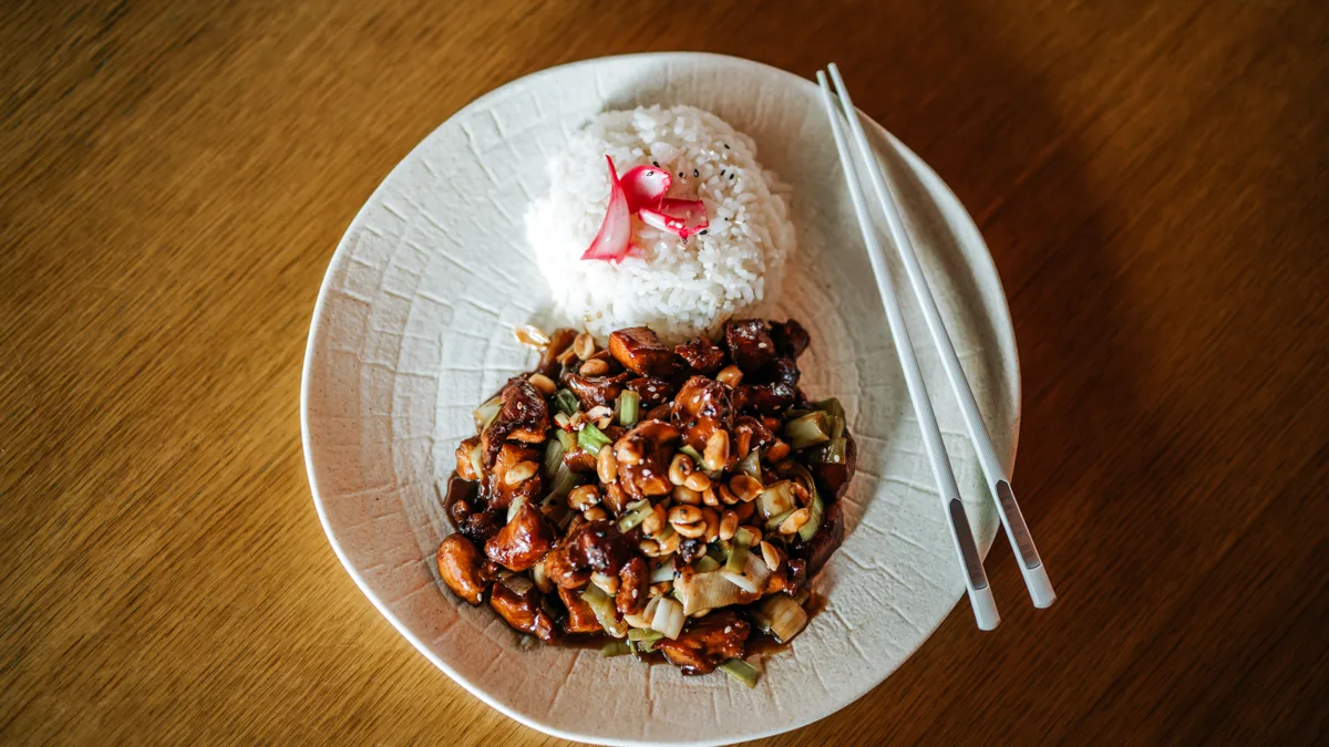 932 Gongbao piletina sa pirinčem 450g