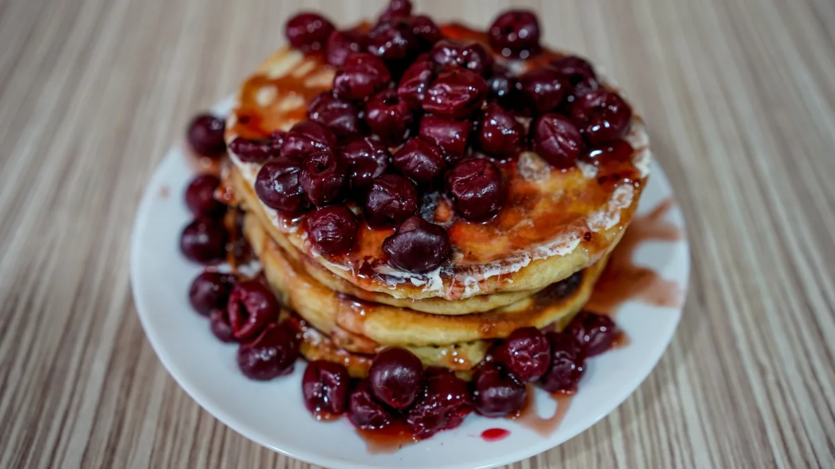 Američke palačinke puter, javorov sirup, voćni mix
