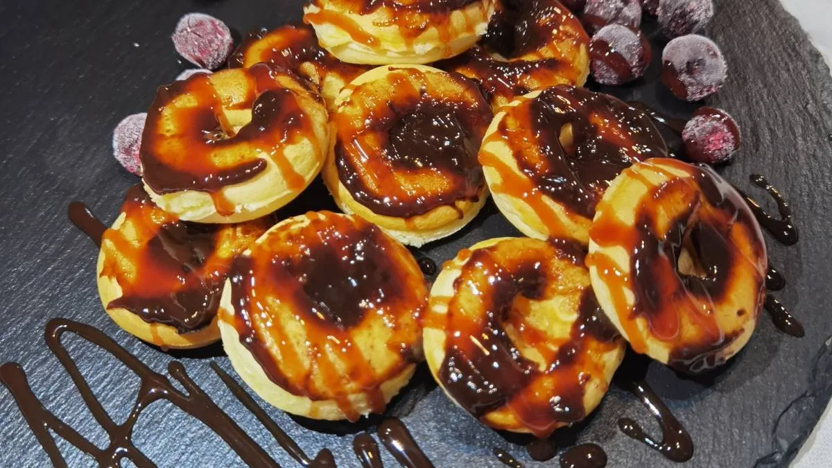 Mini američka krofnice sa voćnim džemom i topingom sa šumskim voćem