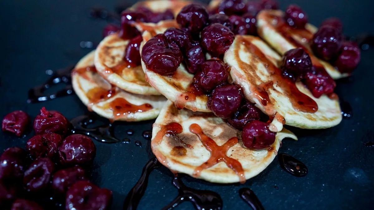 Mini američke palačinke puter, javorov sirup, voćni mix