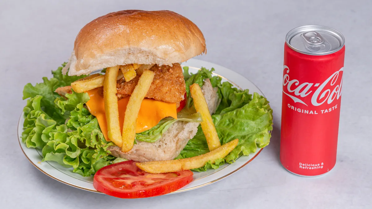 Pileći burger sa Coca-Colom