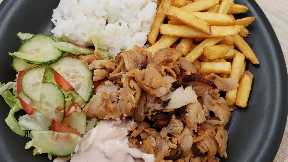 Kebab tanier s ryžou a hranolkami