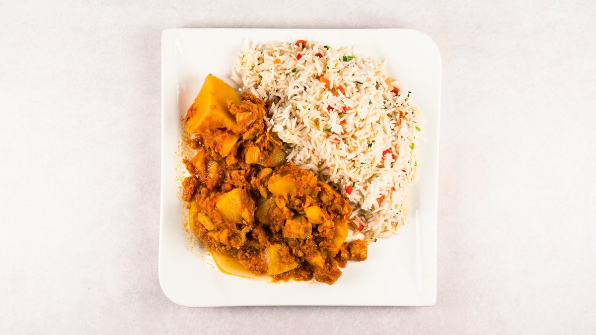 Curry od piletine i krumpira poslužen sa slanom rižom