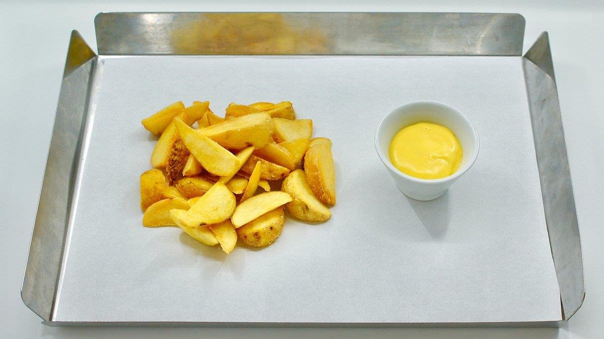 Patatas with cheese sauce