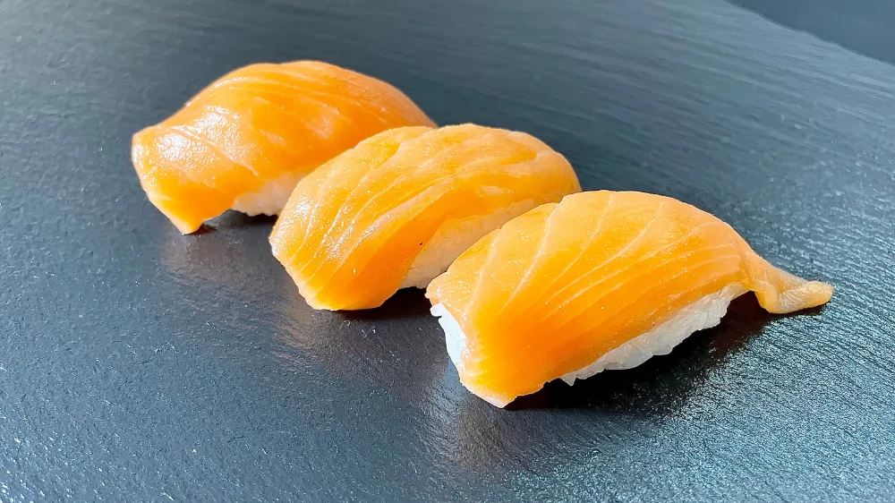 Salmon sushi 3 pcs