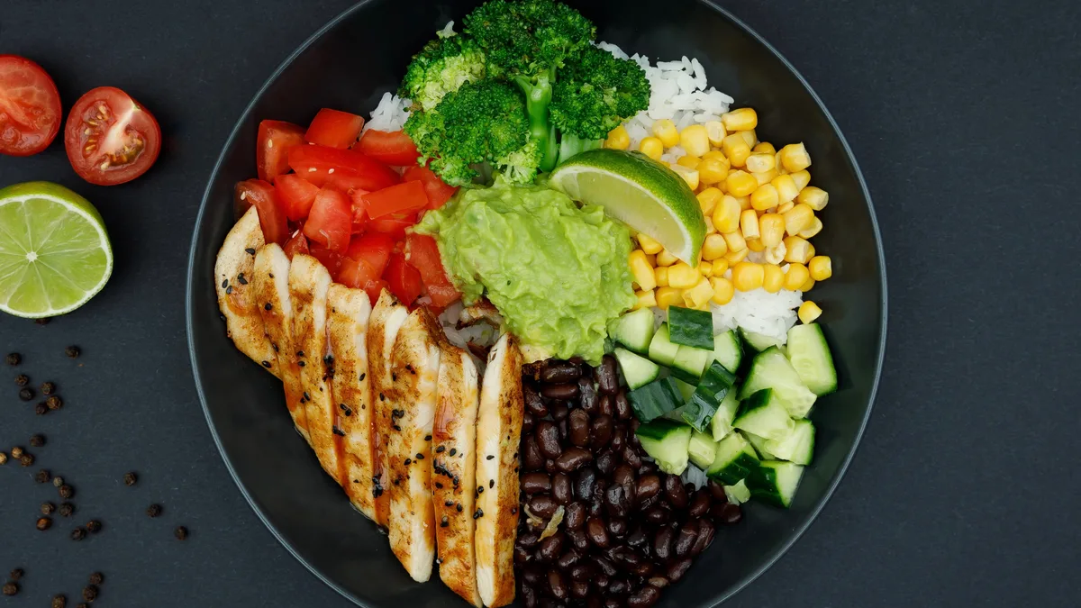 11. GRILOVANÝ KUŘECÍ BOWL S GUACAMOLE