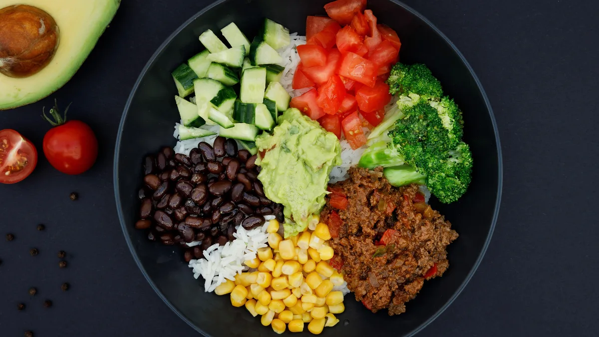 12. DUŠENÉ HOVĚZÍ BOWL S GUACAMOLE