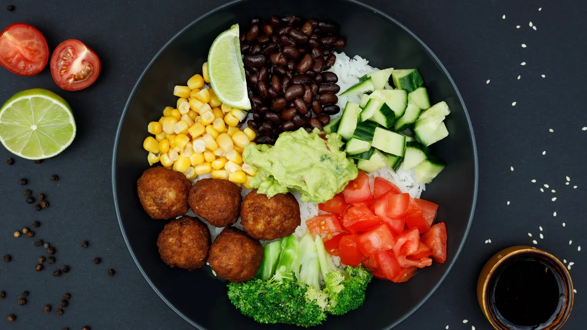 13. SMAŽENÉ VEPŘOVÉ KULIČKY BOWL S GUACAMOLE
