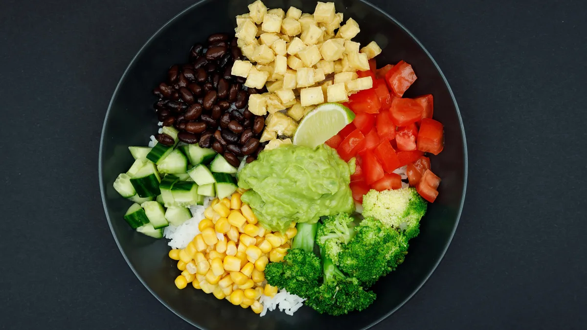 14. SMAŽENÉ TOFU BOWL S GUACAMOLE
