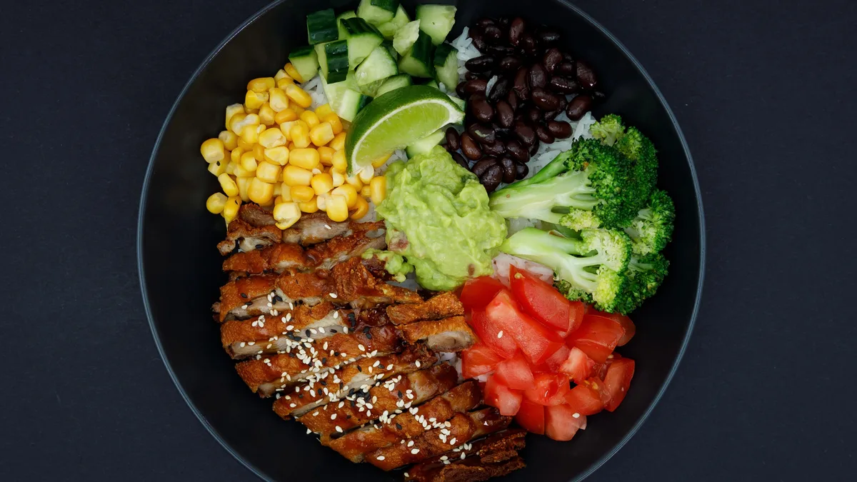 15. KŘUPAVÝ KACHNÍ BOWL S GUACAMOLE