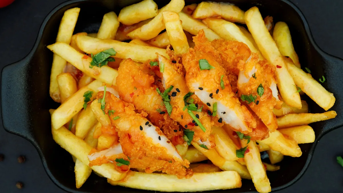 22. KUŘECÍ POUTINE HRANOLKY