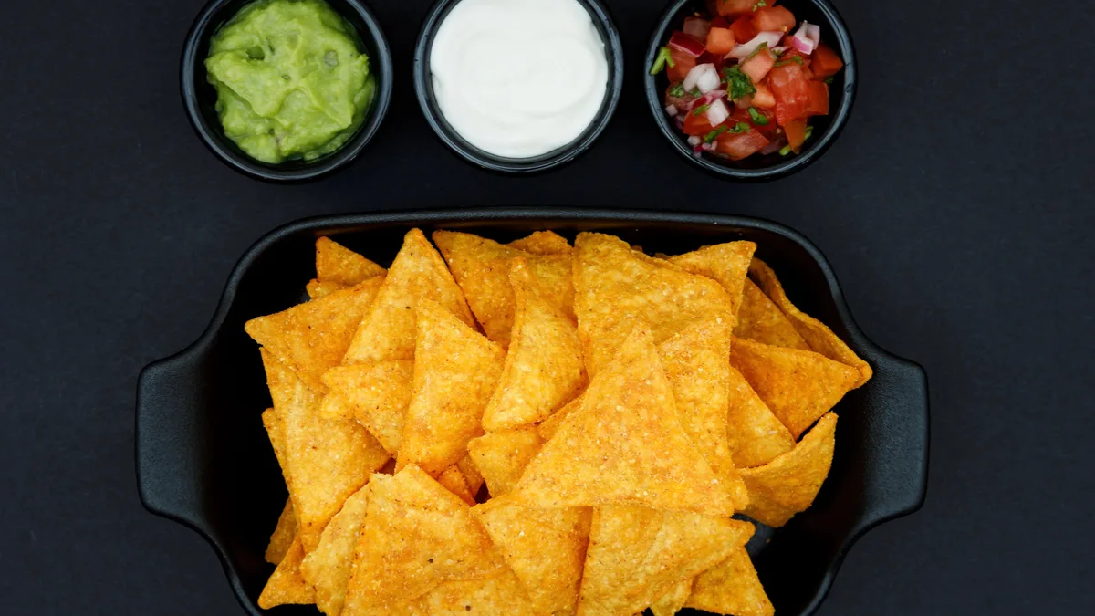 47. KLASICKÝ NACHOS S OMÁČKOU
