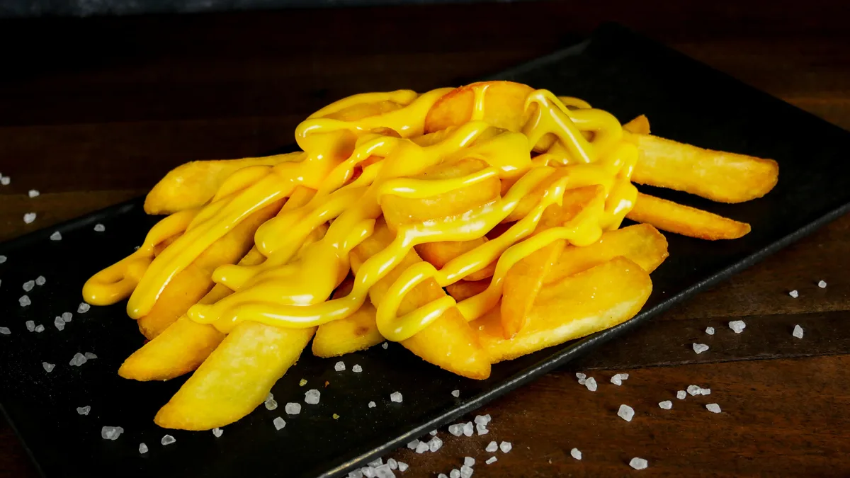 Cheddar sajtszószos sültkrumpli