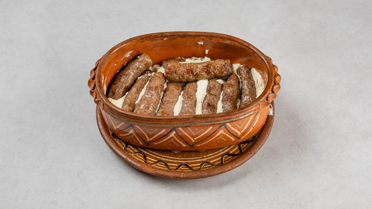 Ćevapi u kajmaku s lepinjom