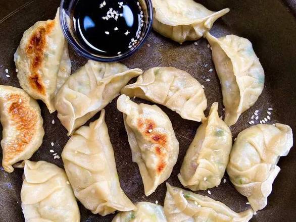 Fried Dumplings (8 pcs) 锅贴