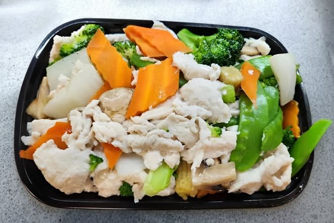 Steamed Chicken with Mixed Vegetables 水煮杂菜鸡大