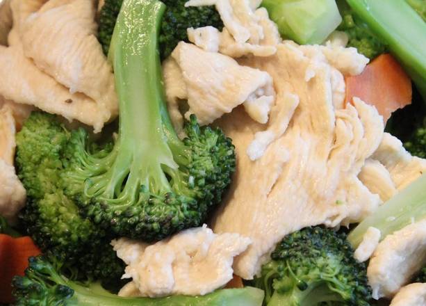 D2.Steamed Chicken with Broccoli