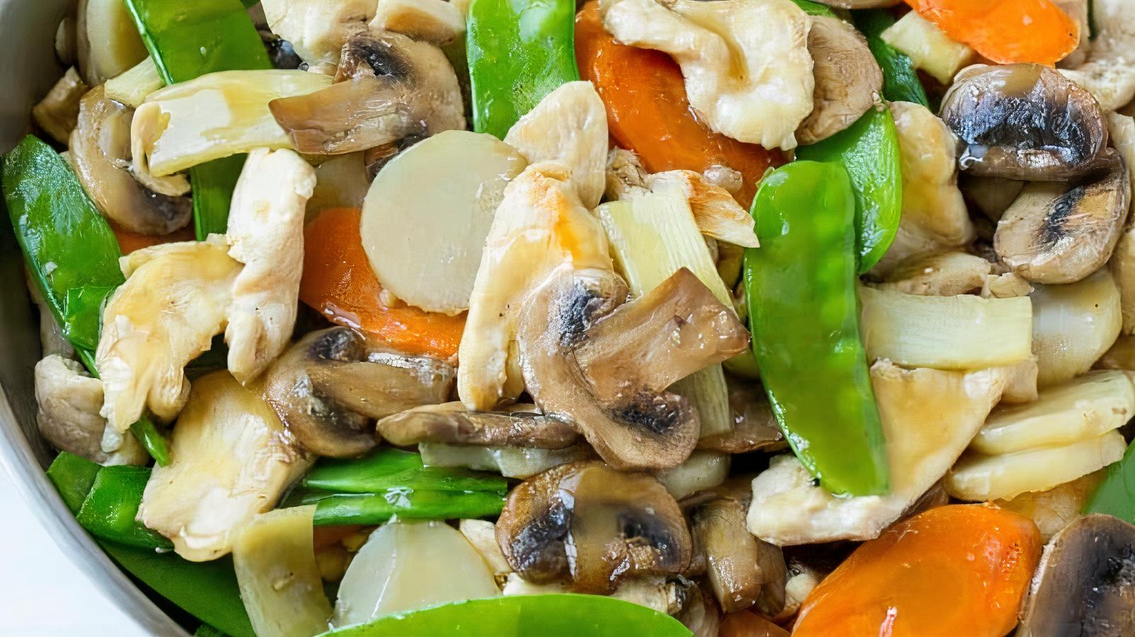 L6. Moo Goo Gai Pan