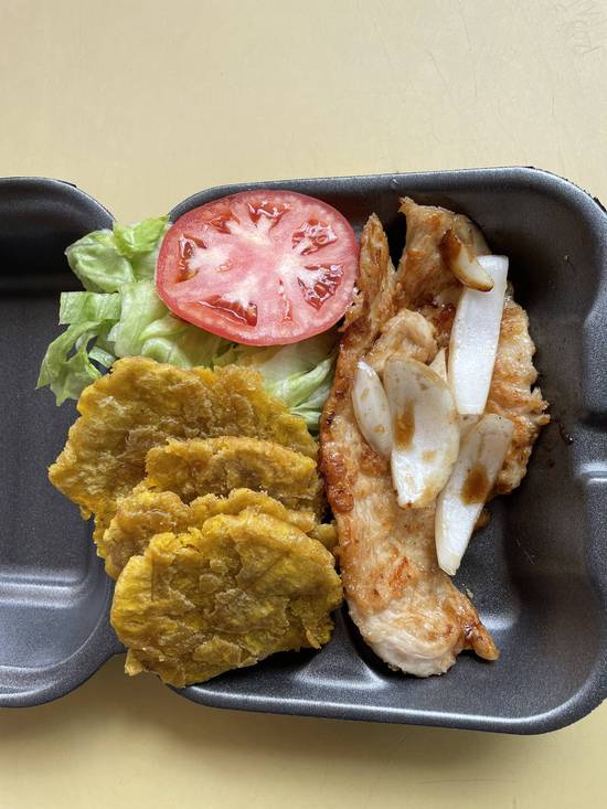 Pechuga a la Plancha(1) Tostones Y Ensalada