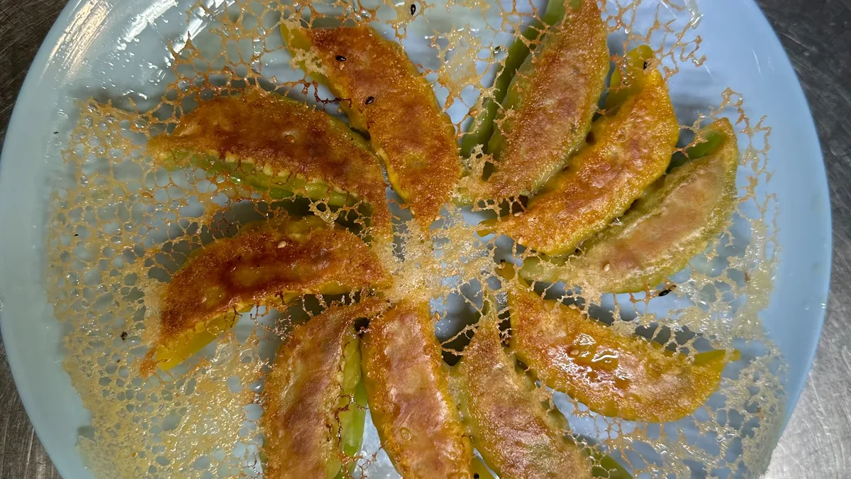 24. Paistettu kasvivnyytti / Pan-fried vegetable dumplings