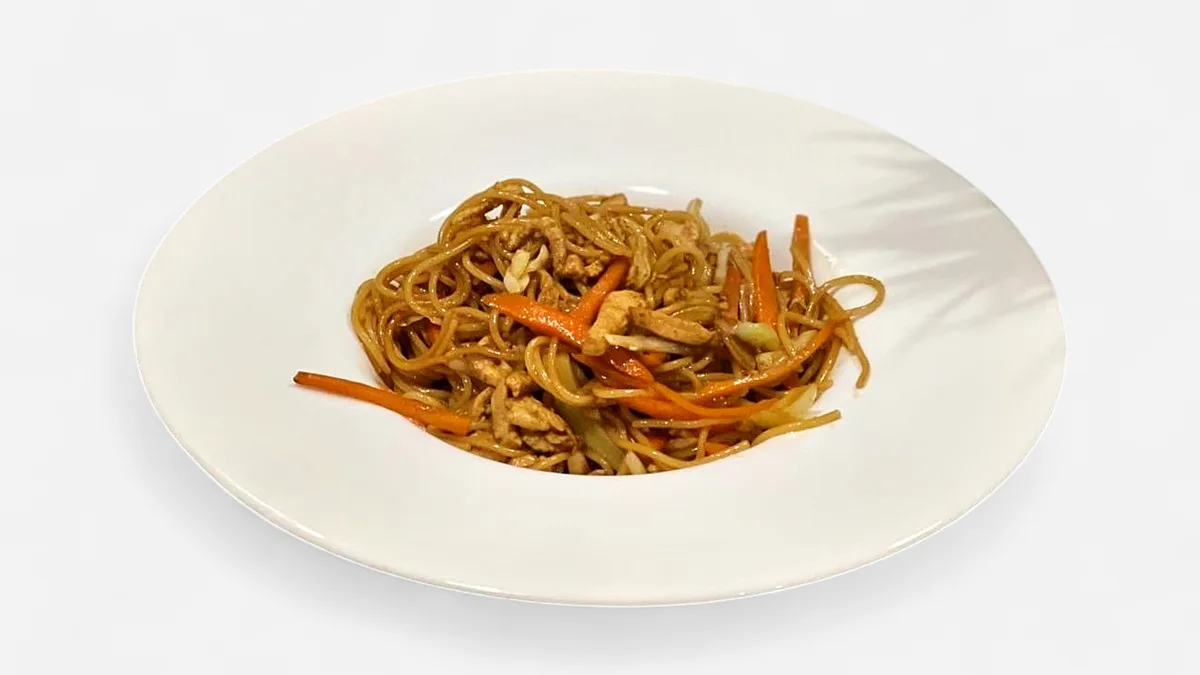 Spaghete cu pui și legume