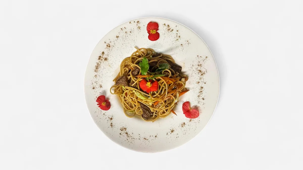 Spaghete cu vită și legume