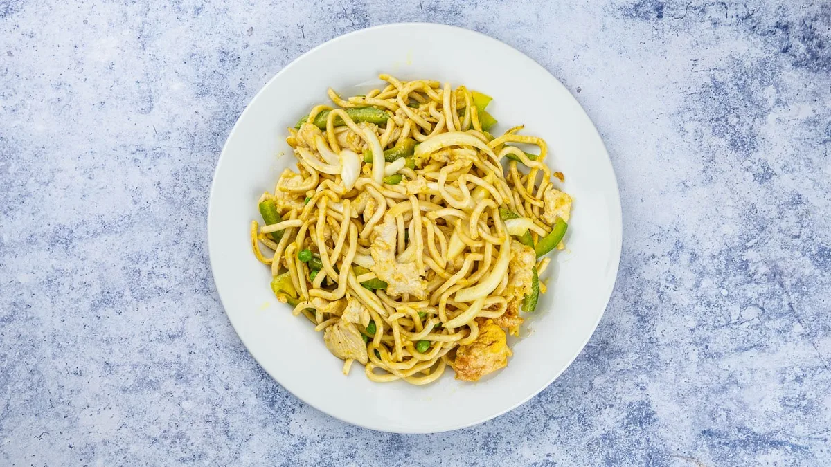32. Noodles s piletinom i curryjem