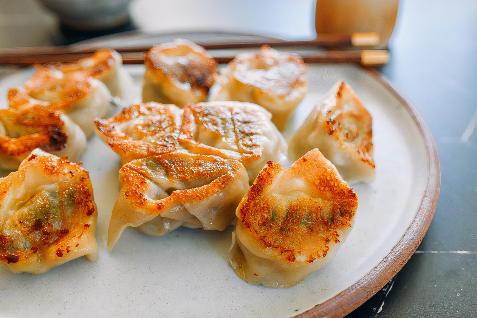 Pan Fried Wonton with Szechuan Sauce / 四川云吞