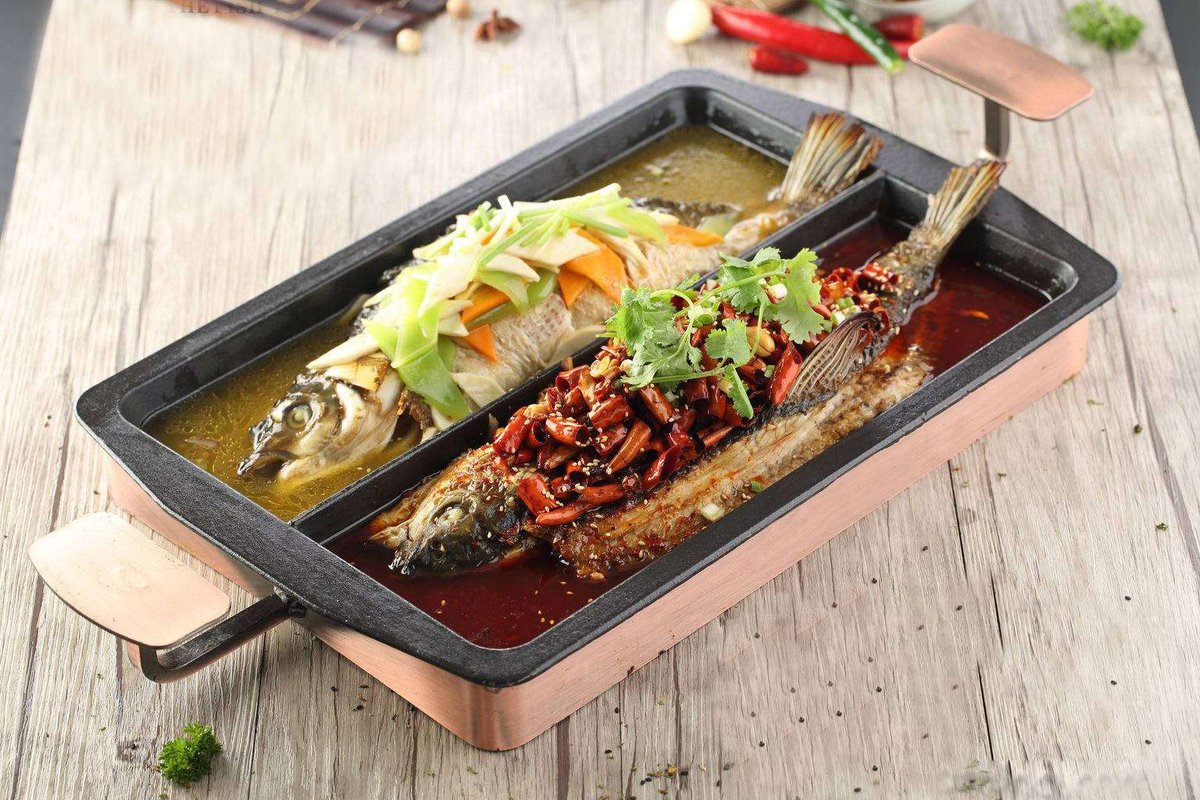 Gegrillter Fisch mit zwei Saucen