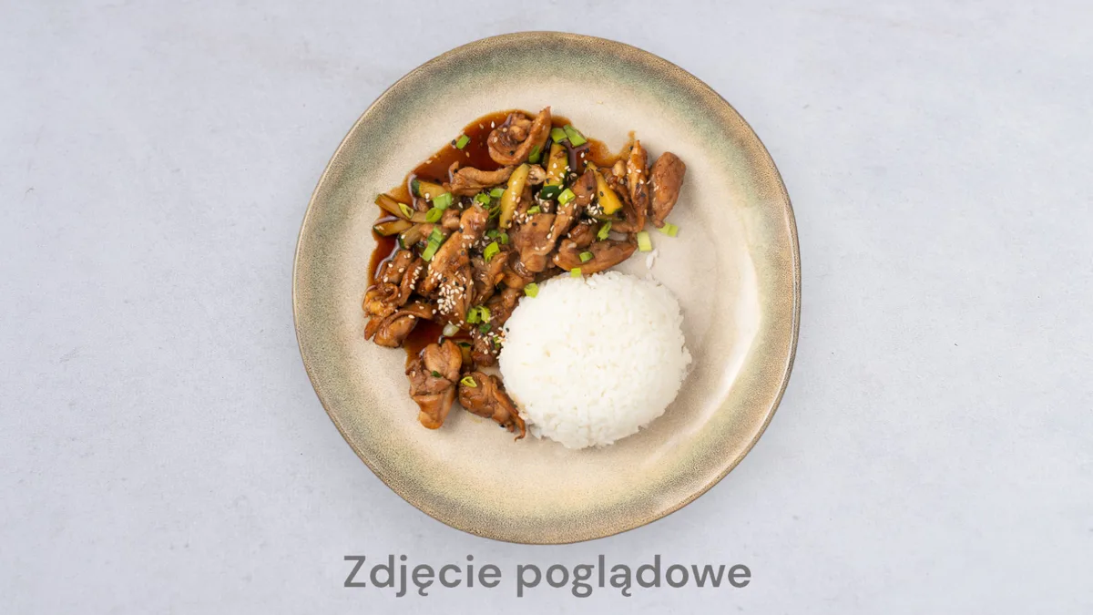 Duszony kurczak z tofu w sosie sojowym
