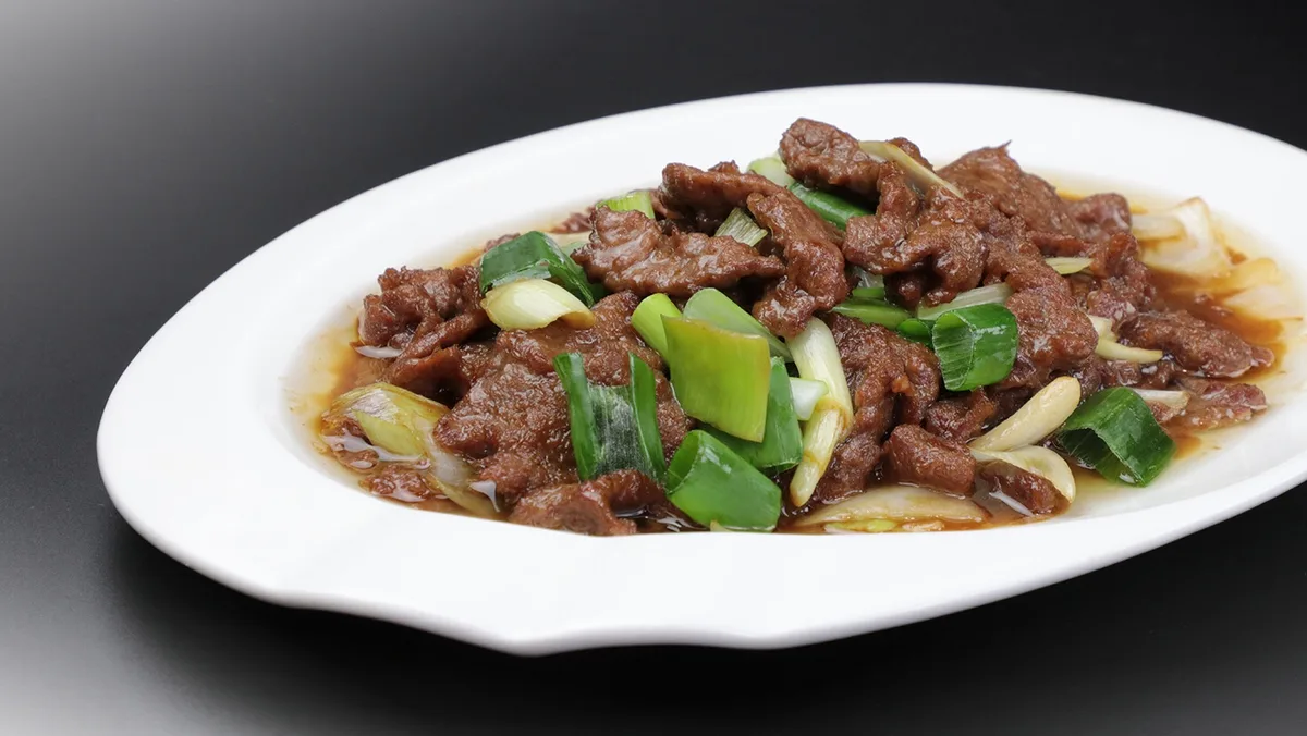 305 Hagyma marhahús 葱爆牛肉