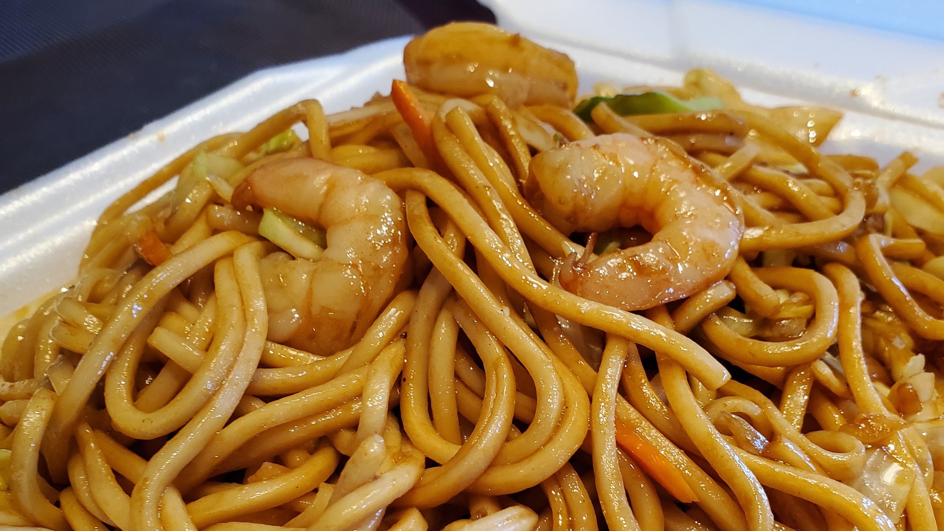 21. Shrimp Lo Mein 虾肉捞面