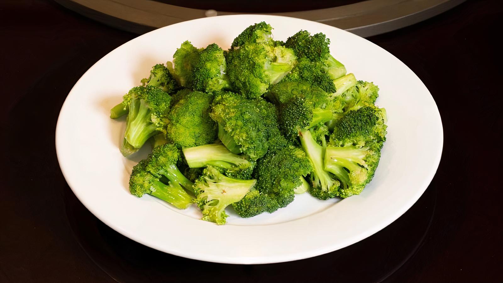 24. Steamed Broccoli 白灼西兰花