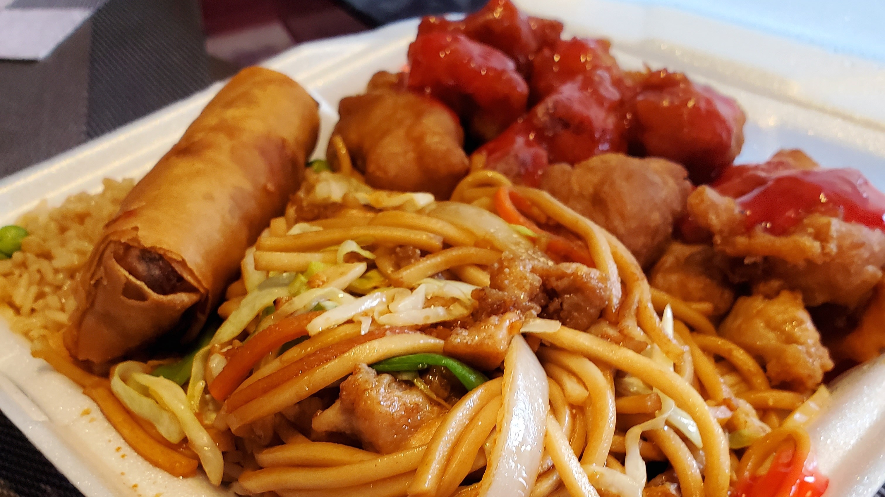 D7. Chicken Chow Mein and Sweet and Sour Pork Combo 鸡炒面 - 甜酸猪 - 套餐