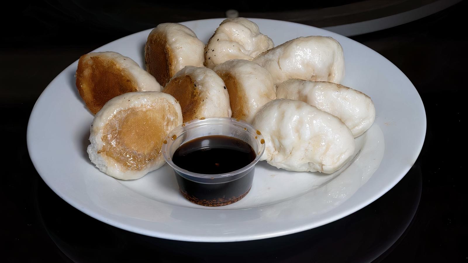 Pan Fried Steamed Pork Buns 猪肉水煎包
