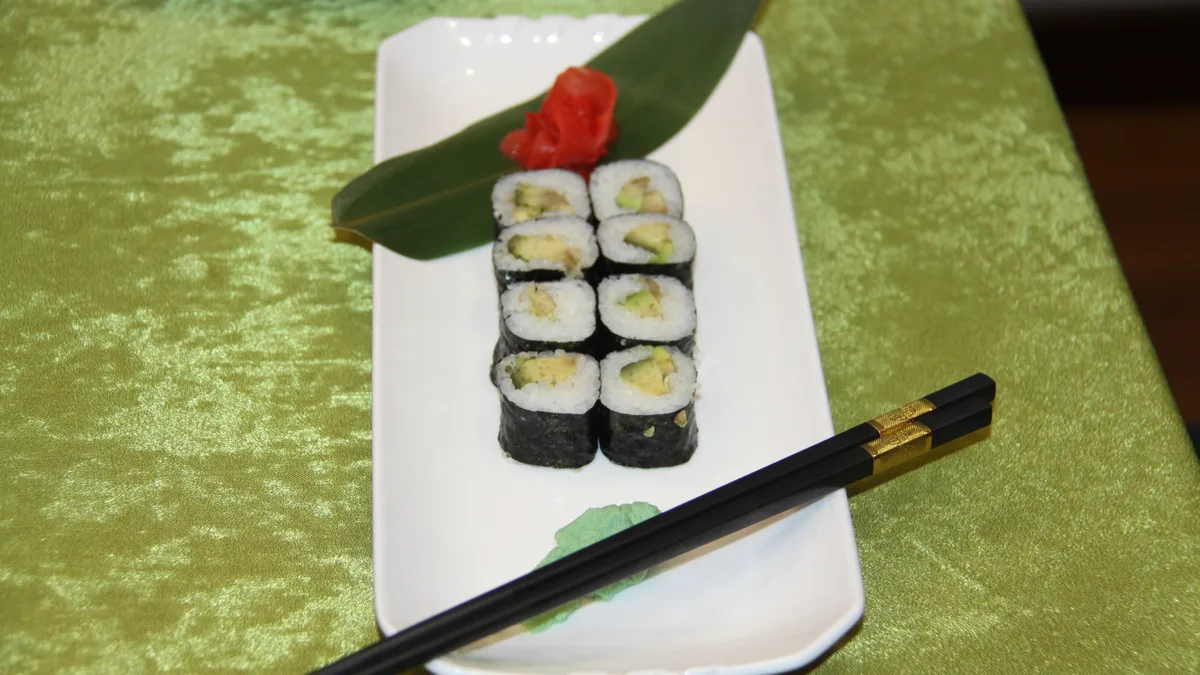 Avocado Maki Roll (8pcs.)