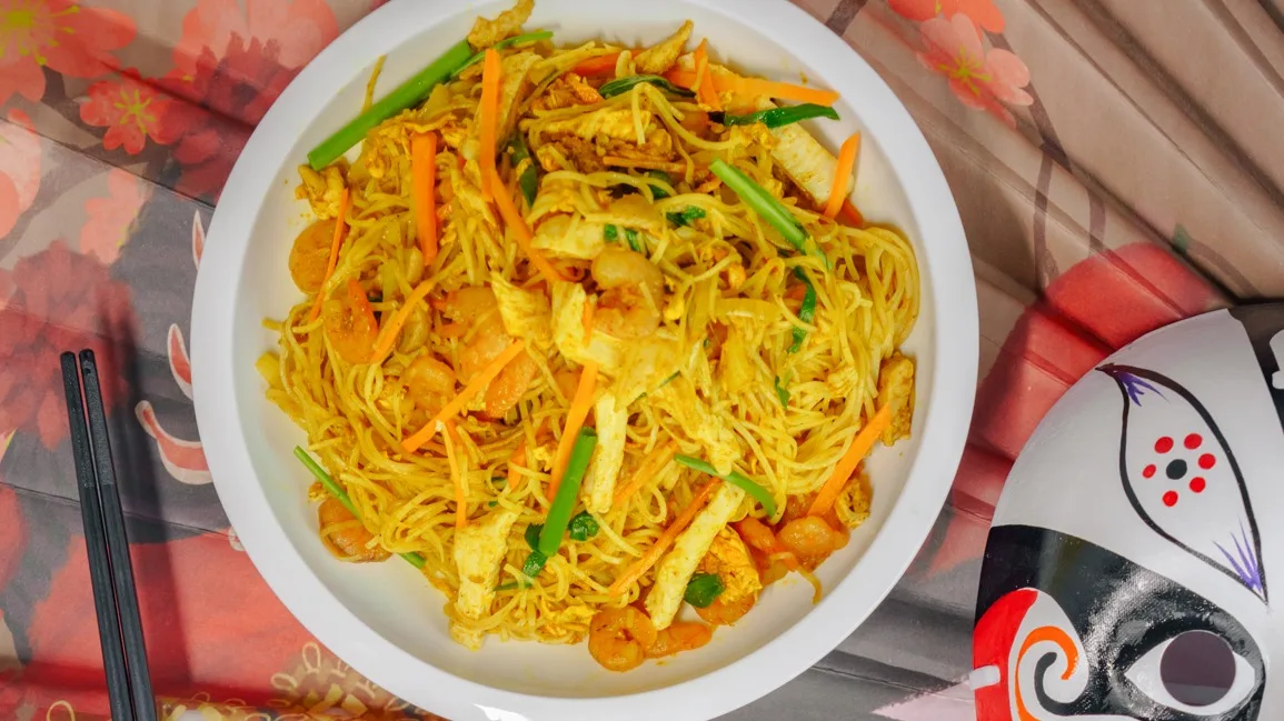Singapore Style Fried Noodles (Shrimps and Chicken)