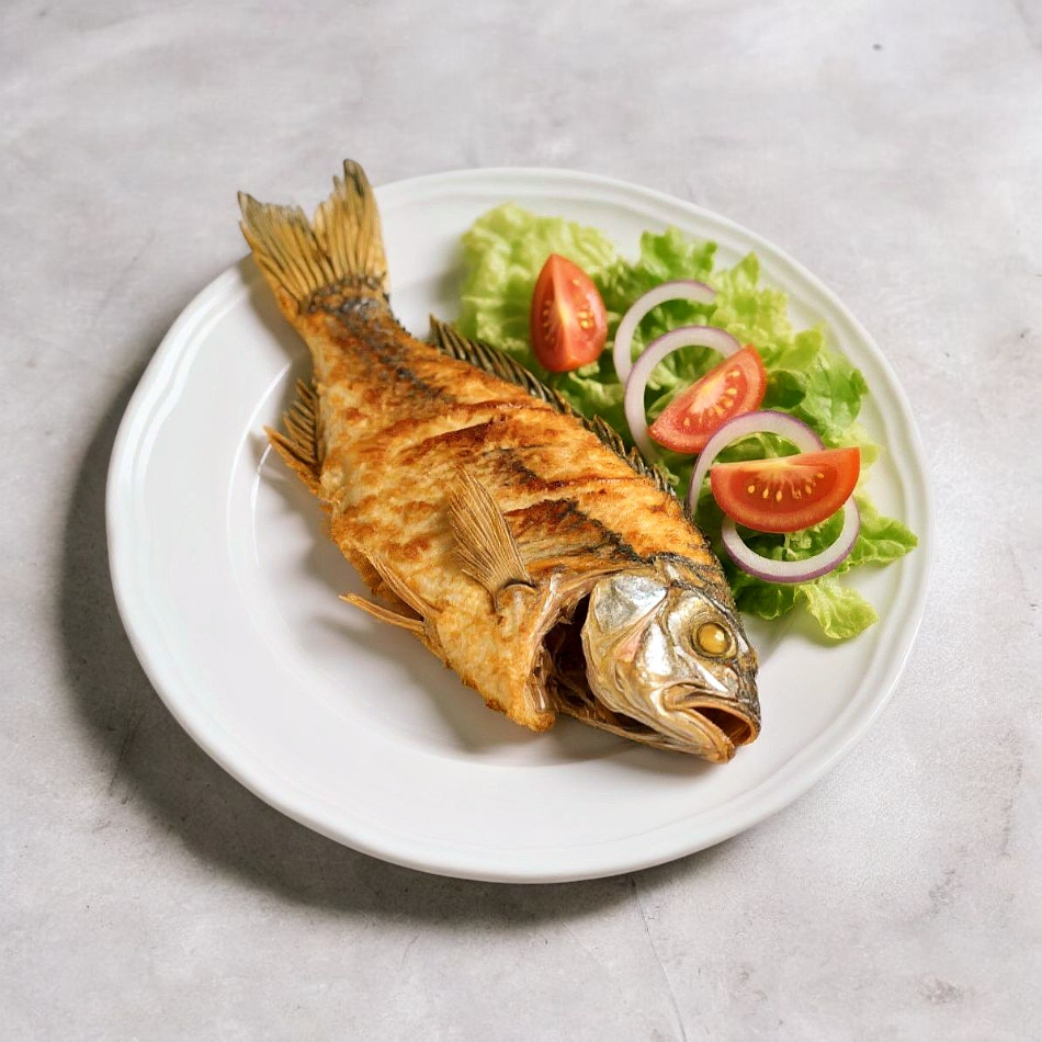 159- Peixe Inteiro Frito com Salada