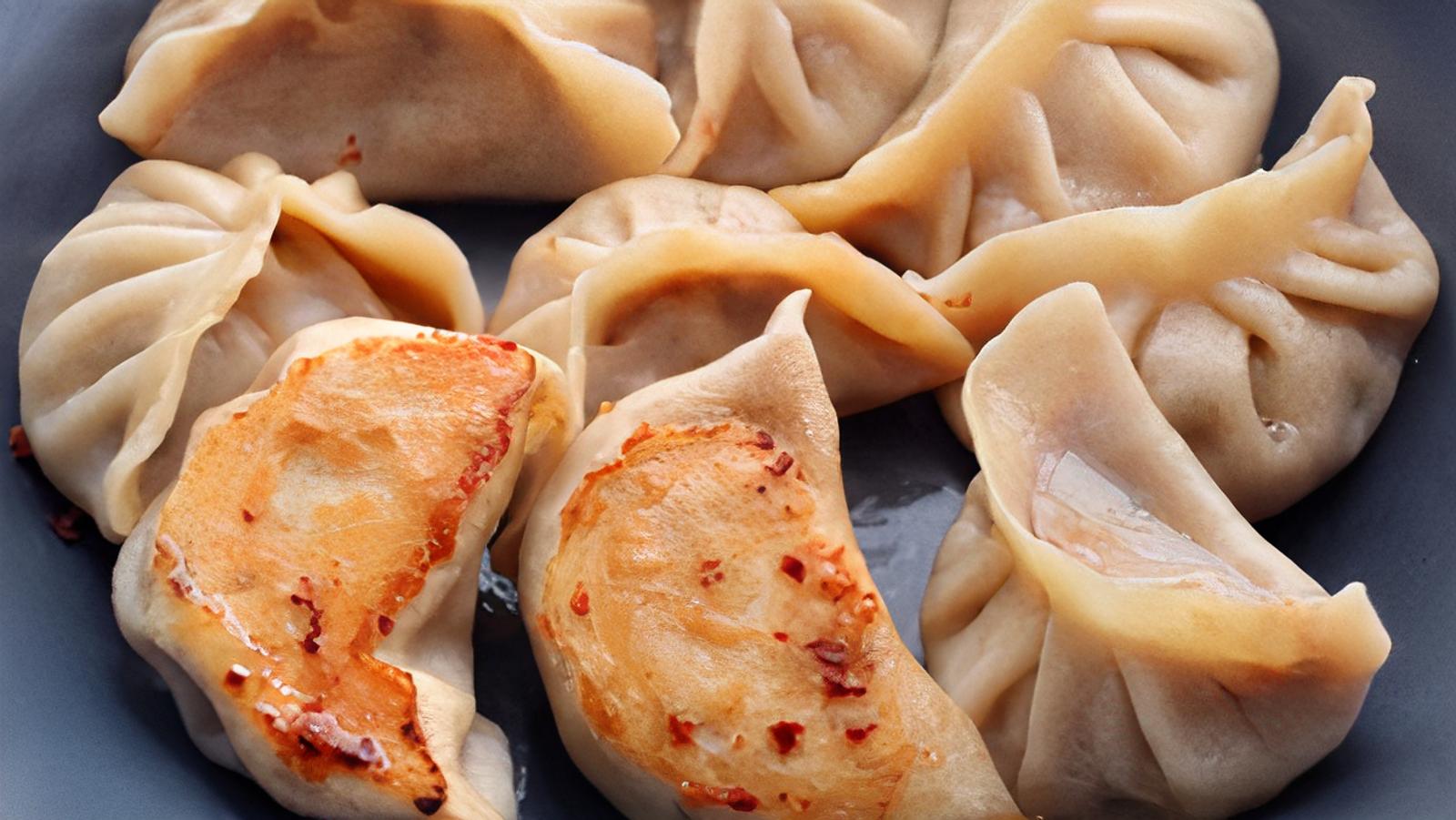 002. Pan-fried Dumplings (6 Pcs) / 锅贴