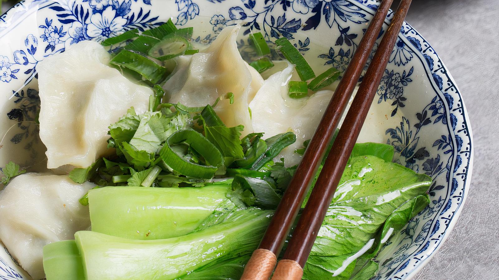 003. Dumplings in Veggie Soup (10 pcs) / 汤饺