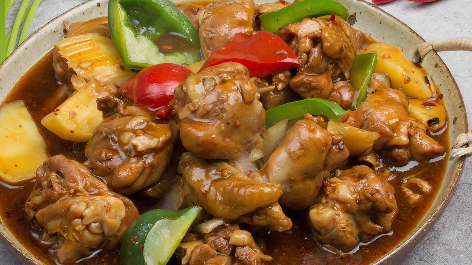104. Xinjiang Spicy Chicken Potato Stew on noodles / 大盘鸡盖面