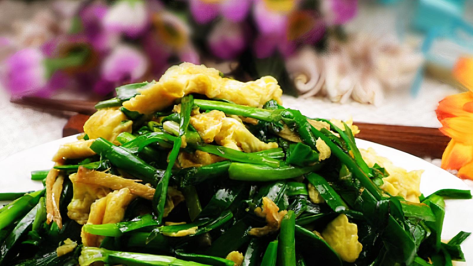 2. Egg and Chives Stir-fry / 鸡蛋炒韭菜