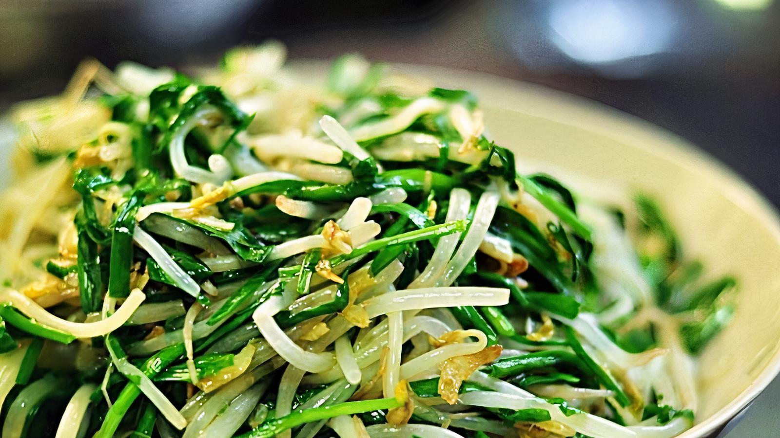 3. Chives and Sprouts / 韭菜炒芽菜