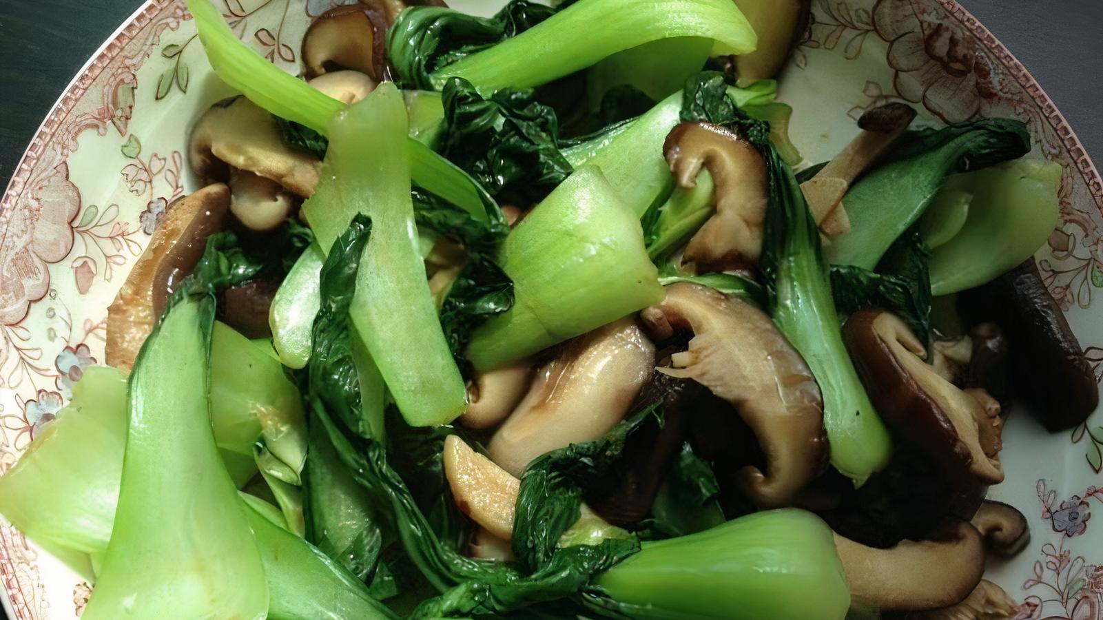 4. Shitake Mushroom and Chinese Green Stir-fry / 蘑菇青菜