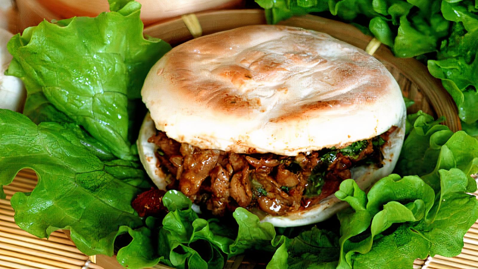 405. Meat Filled Toasted Bun / 西安肉夹馍