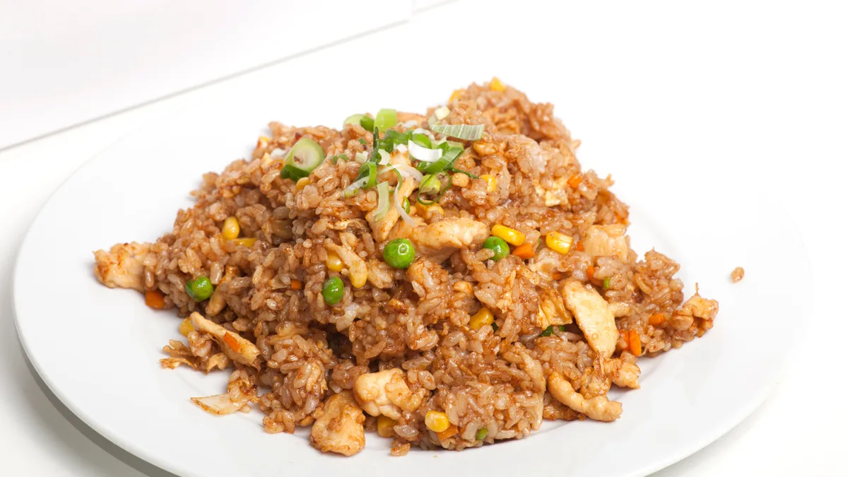 Nasi s piletinom, jajima i povrćem