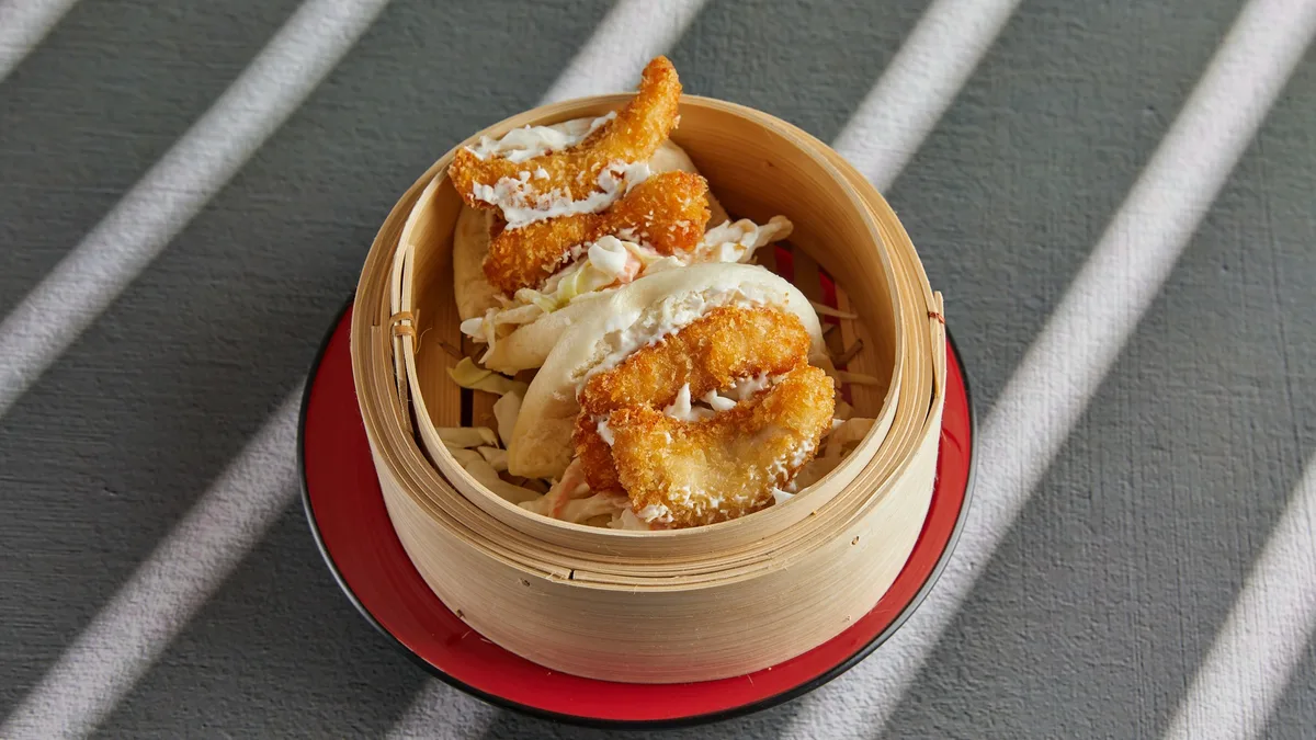 Bao Bun με Τραγανό Κοτόπουλο και Ασιατική Coleslaw