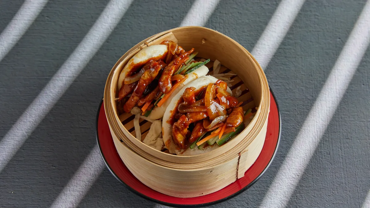 Bao Bun με Crispy Πανσέτα, Καραμελωμένα Κρεμμύδια και Φρέσκα Λαχανικά