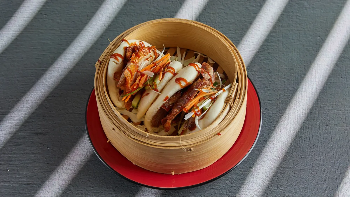 Bao Bun με Τραγανή Πάπια, Αγγούρι, Φρέσκο Κρεμμύδι και Hoisin Σάλτσα