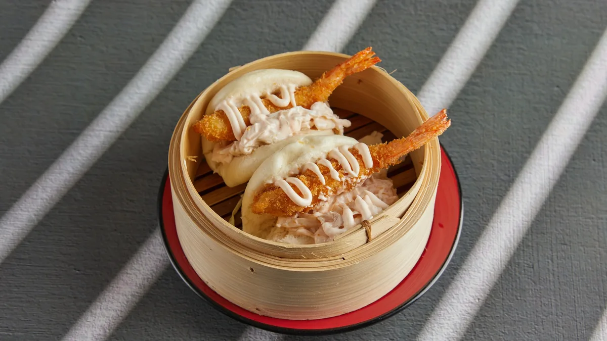 Bao Bun με Γαρίδες Tempura, Λαχανικά και Πικάντικη Σάλτσα Μαγιονέζας